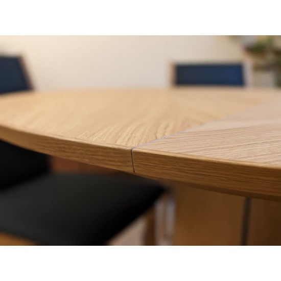  SHOWROOM CLEARANCE ITEM - Skovby SM33 Table with SM810 chairs