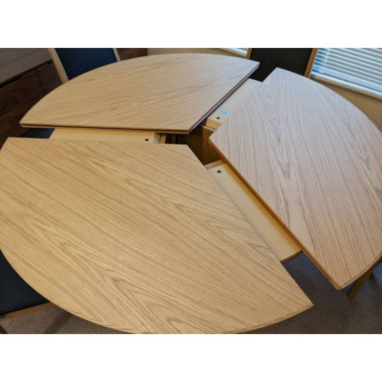  SHOWROOM CLEARANCE ITEM - Skovby SM33 Table with SM810 chairs