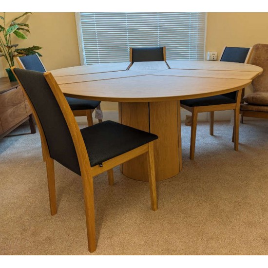  SHOWROOM CLEARANCE ITEM - Skovby SM33 Table with SM810 chairs