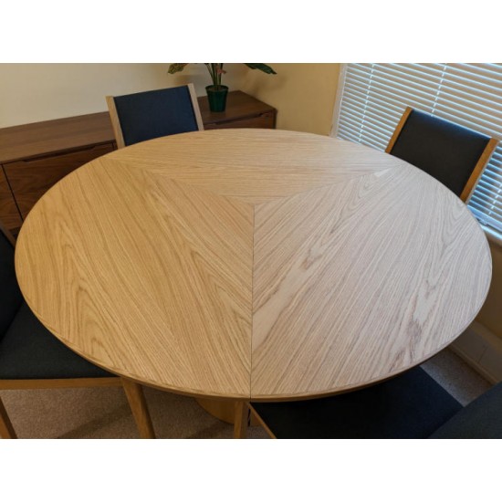  SHOWROOM CLEARANCE ITEM - Skovby SM33 Table with SM810 chairs